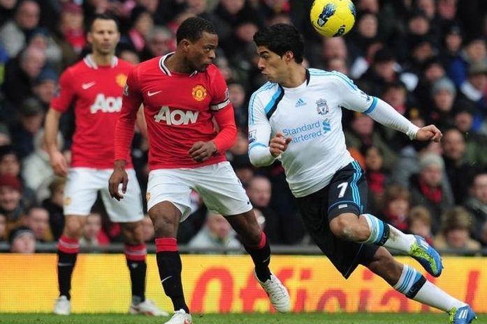 Em clássico polêmico, Rooney decide e Manchester bate Liverpool