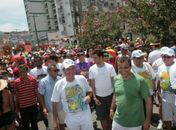 Renan em meio aos foliões que lotaram a orla da capital durante o desfile
