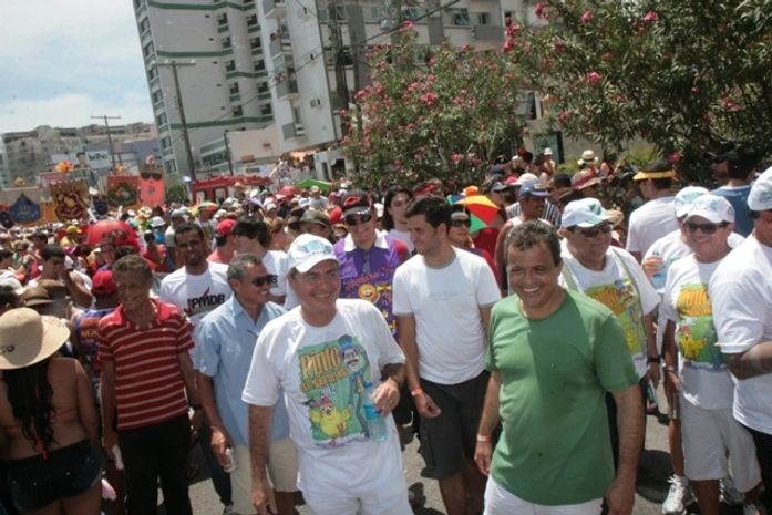 Renan em meio aos foliões que lotaram a orla da capital durante o desfile