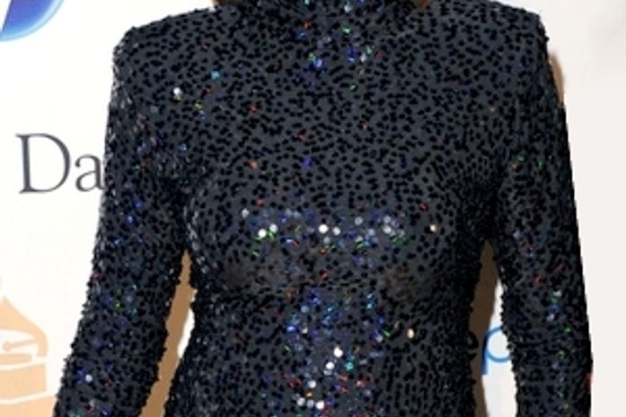 Whitney em festa de gala que precedeu o Grammy, em fevereiro de 2011