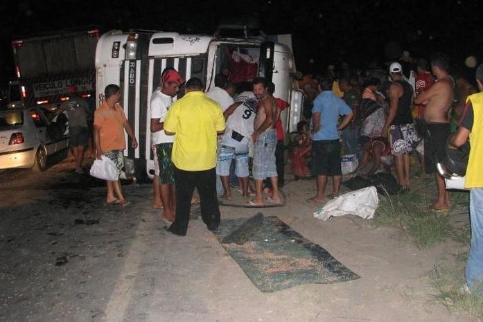 Carreta carregada de feijão tomba na BR 101 e carga é saqueada