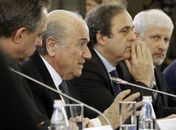 Fifa se incomoda com greves da PM e teme pausa na Copa 2014