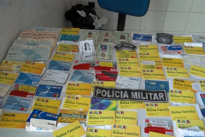 Cartões apreendidos com o acusado