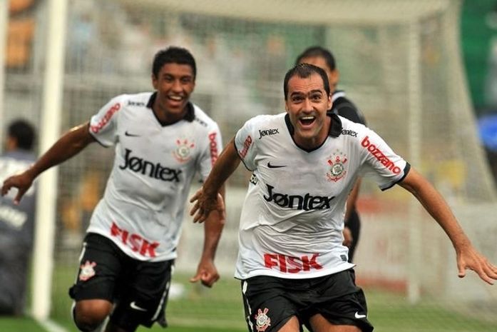 Corinthians domina, vence o São Paulo e mantém tabu