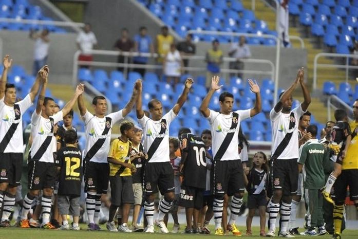 Vasco vira sobre o Fluminense, se classifica e complica o rival