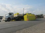 Carga de cerveja tomba as margens da rodovia BR 101