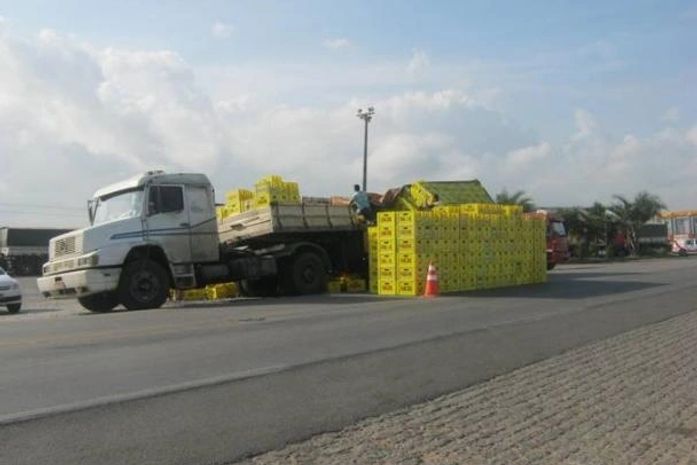 Carga de cerveja tomba as margens da rodovia BR 101