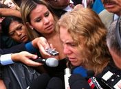 Mãe de Eloá chega a fórum 