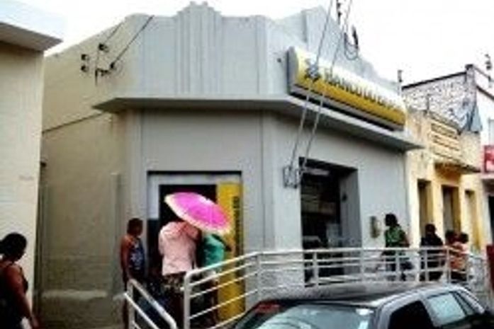Bando armado com metralhadoras faz reféns em assalto a banco