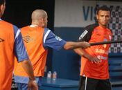 Alexandre Carioca segura uma barra durante jogo do Águia 