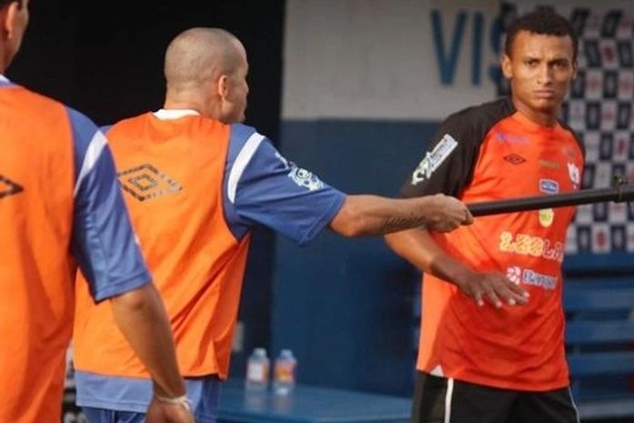Alexandre Carioca segura uma barra durante jogo do Águia