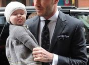 Filha de David Beckham mostra a língua para fotógrafos