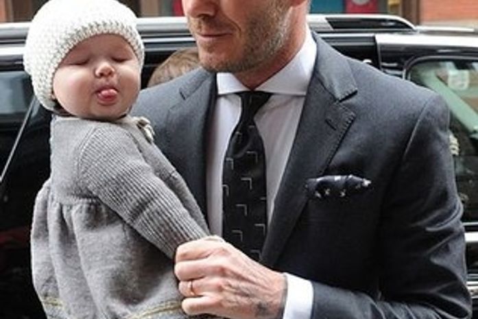 Filha de David Beckham mostra a língua para fotógrafos