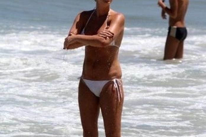 Quatro meses após dar à luz, Letícia Birkheuer exibe boa forma no RJ