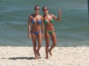 Não se desgrudam! Bia e Branca Feres curtem praia juntinhas
