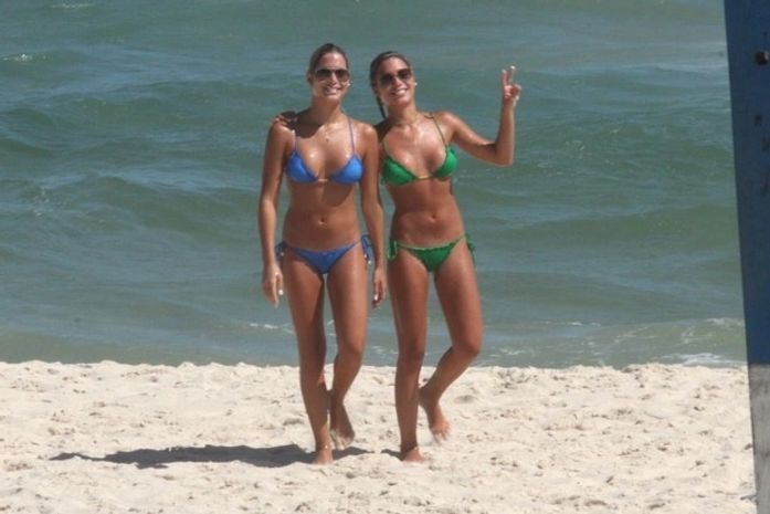 Não se desgrudam! Bia e Branca Feres curtem praia juntinhas