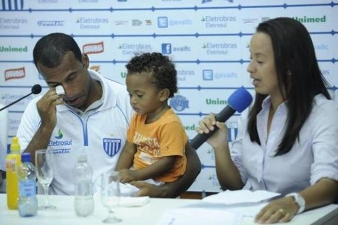 Com problemas no coração, Emerson pendura as chuteiras e vira novo auxiliar técnico do Avaí