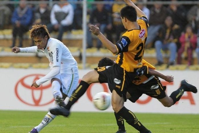 Santos abusa de erros, é castigado no fim e perde em estreia