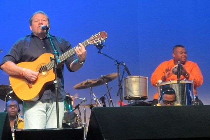 Robson Calheiros, com a composição Eu Sou o Samba, venceu na escolha do voto popular