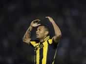 Ex-atleticano vira ídolo no Peñarol e evoca tradição na Libertadores