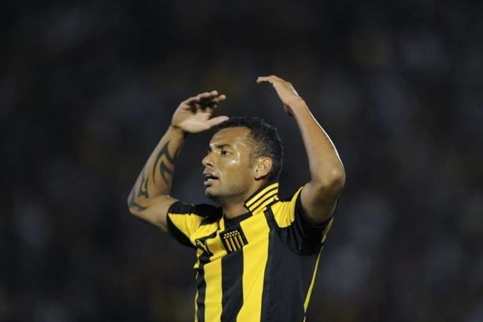 Ex-atleticano vira ídolo no Peñarol e evoca tradição na Libertadores