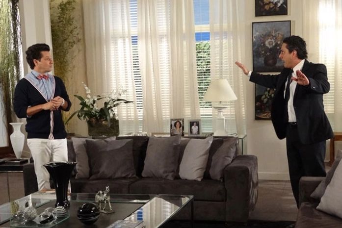 Fina Estampa: Crô provoca e Baltazar grita: 'Ai se eu te pego!'