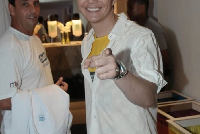 Recém-separado, Michel Teló curte carnaval em Salvador