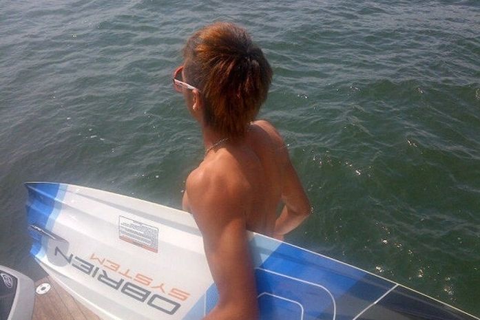 Neymar toma vários 'caldos' durante sessão de wakeboard