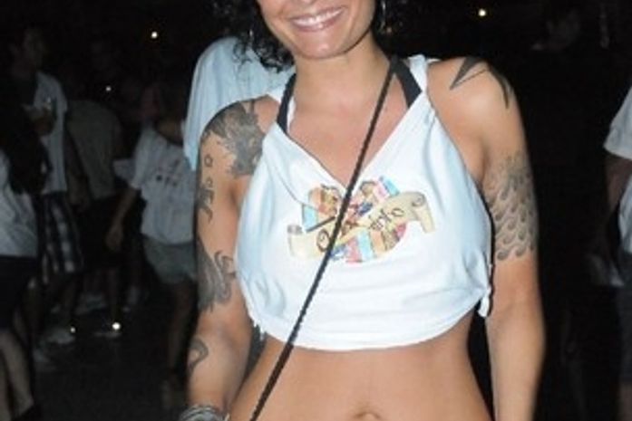 De barriguinha de fora, filha de Vera Fischer curte bloco em Salvador