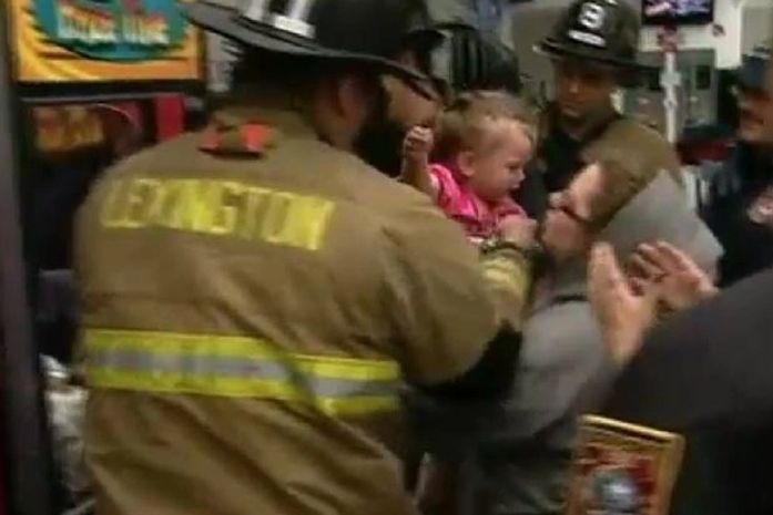 Menina fica presa em máquina de bichos de pelúcia