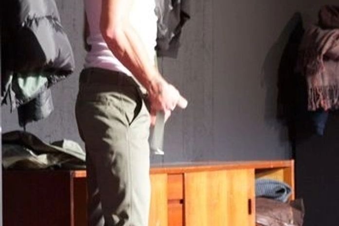 Durante o desfile, os modelos trocavam de roupa em frente aos convidados