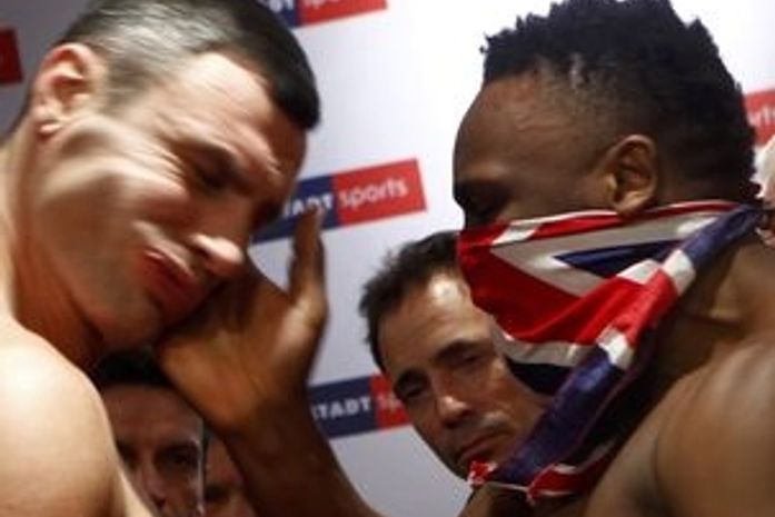 Vitali Klitschko leva tapa de desafiante durante foto