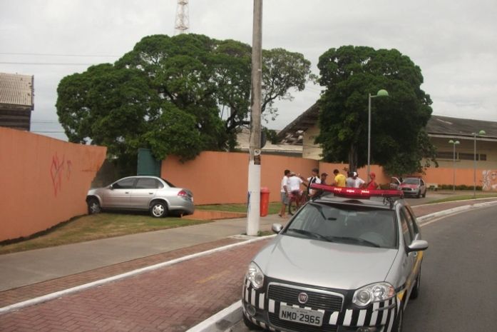 Carro desgovernado colide em muro