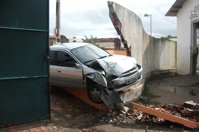 Carro desgovernado colide em muro