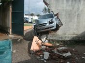 Carro desgovernado colide em muro