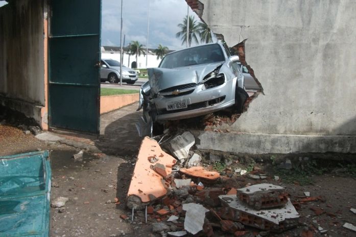 Carro desgovernado colide em muro