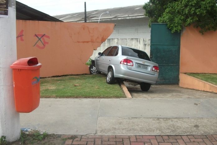 Carro desgovernado colide em muro
