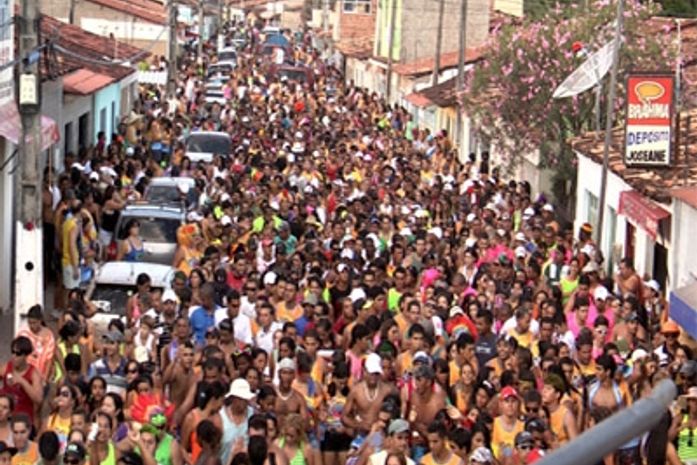 Foliões fazem a festa no CarnaJequiá 2012
