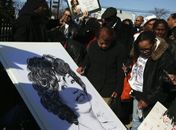 Fãs assinam cartaz com imagem de Whitney Houston nas proximidades da Igreja Batista New Hope )