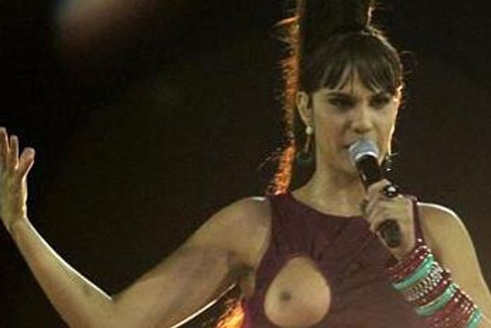 Gilmelândia mostra seio em prol de campanha contra câncer de mama