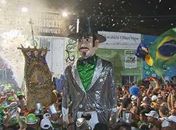 Homem da Meia-Noite arrasta foliões pelas ladeiras de Olinda