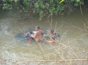 Veículo caiu em rio