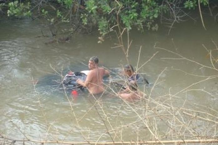 Veículo caiu em rio