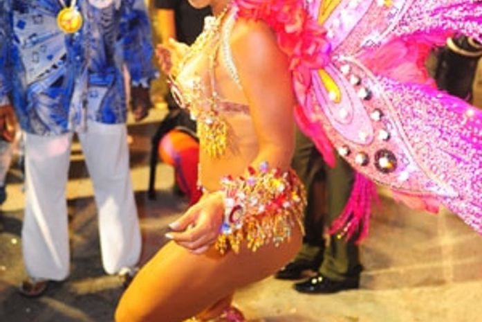 Valesca Popozuda passa mal e tira parte da fantasia no Anhembi