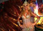 Val Marchiori desfila com fantasia folheada a ouro