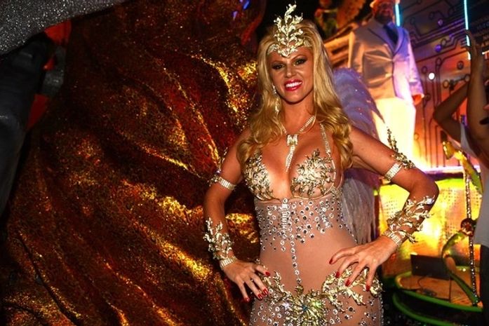 Val Marchiori desfila com fantasia folheada a ouro