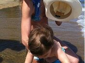 Luciana Gimenez publica foto com caçula na beira do mar
