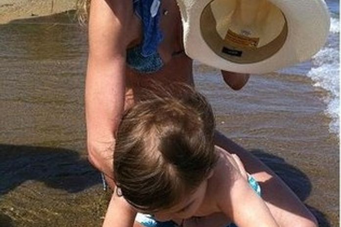 Luciana Gimenez publica foto com caçula na beira do mar