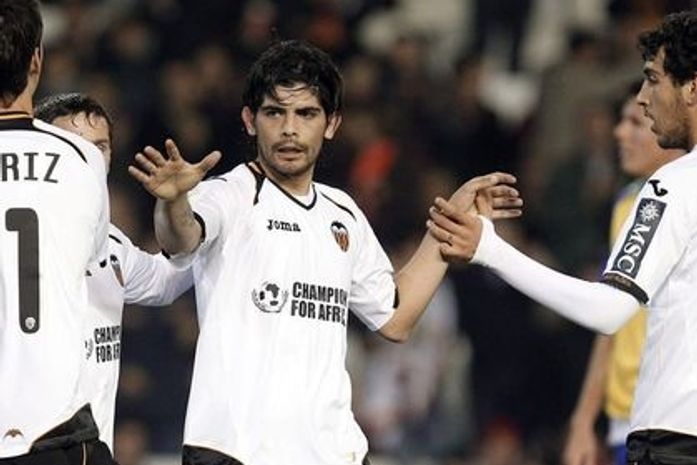 Argentino do Valencia sofre fratura bizarra em posto de gasolina