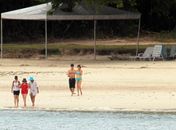 Mãe e fillha de Dilma aproveitam praia em base naval na Bahia